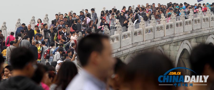 數萬名中外游客冒雨進頤和園看“大黃鴨”