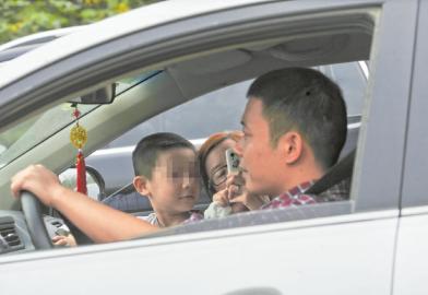 高速路上遛狗 出游陋習(xí)扎堆