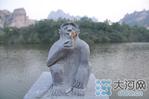 河南達嵖岈山石猴“叼煙” 游人素養再遭詬病