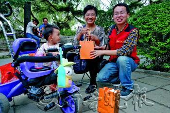 濟南大明湖日掃垃圾超7噸 燒烤簽最讓保潔員頭疼