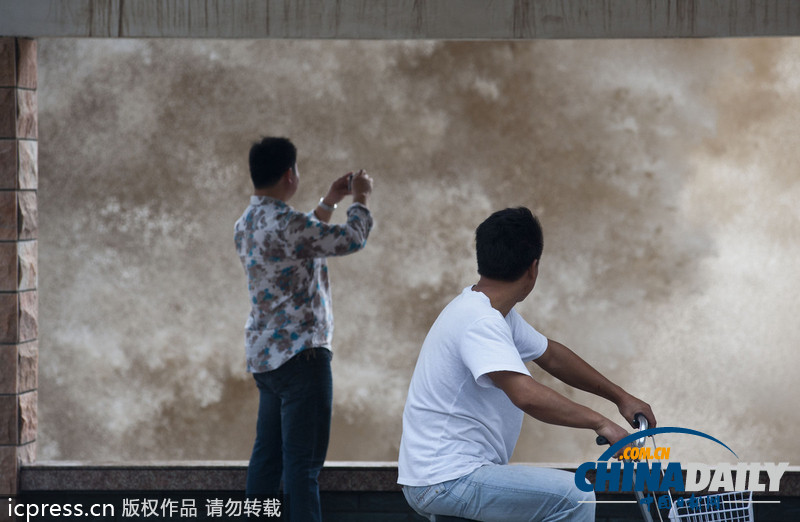 浙江溫嶺：臺風”菲特“掀起巨浪 看潮人流涌動