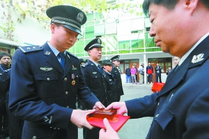 便衣鐵警跳下站臺救女童榮獲三等功