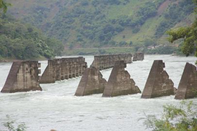 四川:一家六口江邊燒烤 電站泄洪沖走4人(圖)