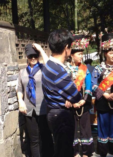 宋祖英攜丈夫回家鄉游玩