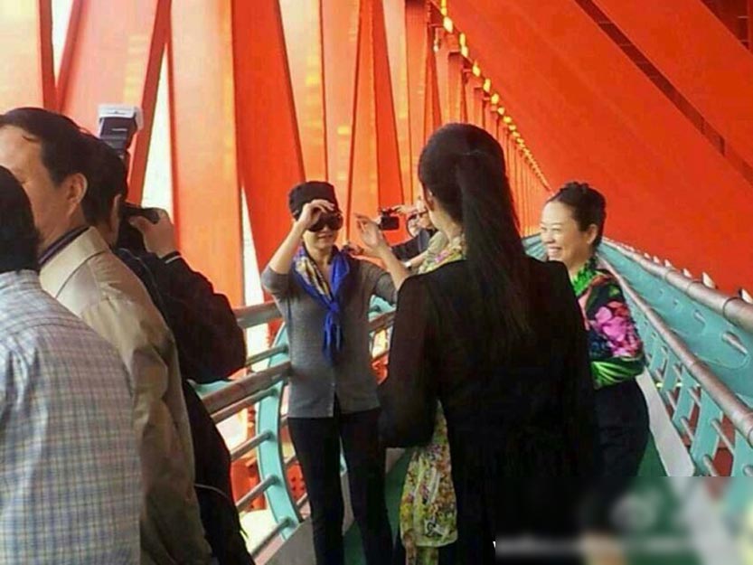 宋祖英攜丈夫回家鄉(xiāng)游玩