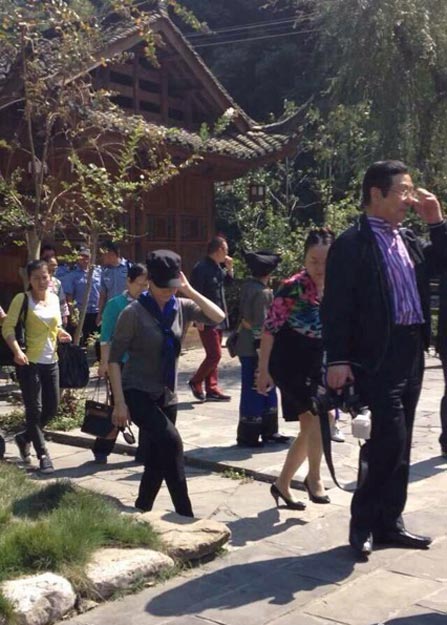 宋祖英攜丈夫回家鄉游玩