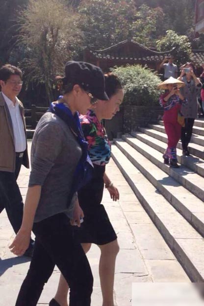 宋祖英攜丈夫回家鄉游玩