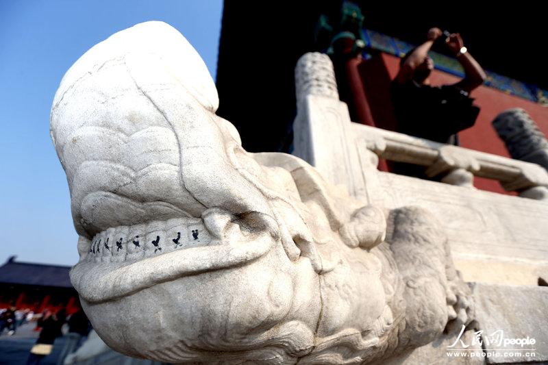 北京天壇螭首遭人“蛀牙” 污損疑成年人所為