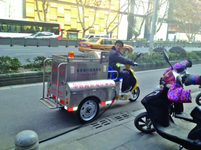 南京城管新武器“掛燙機”