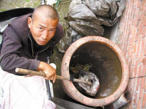 保定鋸腿男子講述細節 每天向骨管內塞藥棉