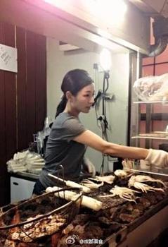 成都美女大學生烤魷魚月入10萬 被稱