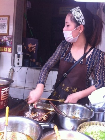 成都美女大學(xué)生烤魷魚(yú)月入10萬(wàn) 被稱