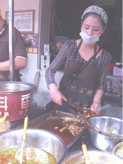 成都美女大學生烤魷魚月入10萬 被稱