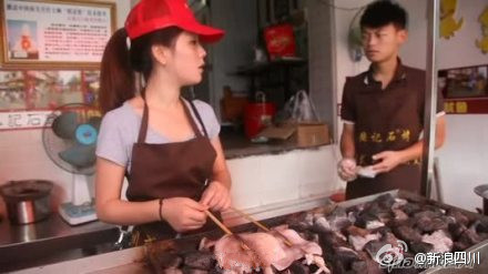 成都美女大學生烤魷魚月入10萬 被稱