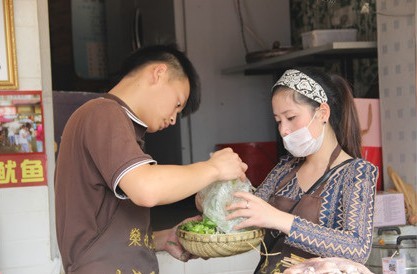 成都美女大學生烤魷魚月入10萬 被稱