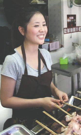 成都美女大學(xué)生烤魷魚月入10萬(wàn) 被稱