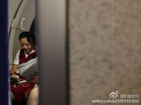 網爆空姐飛行中玩手機半小時 航空公司：若查實將嚴懲