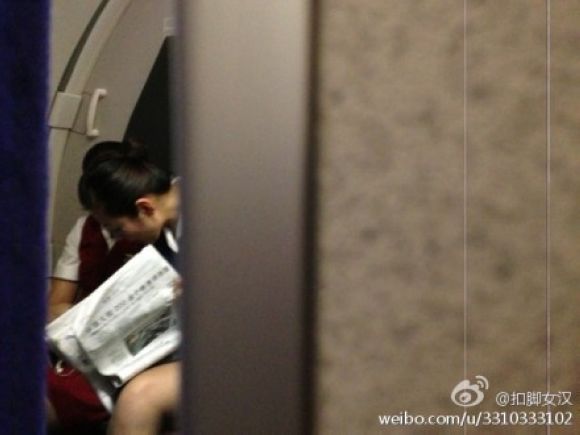 網爆空姐飛行中玩手機半小時 航空公司：若查實將嚴懲