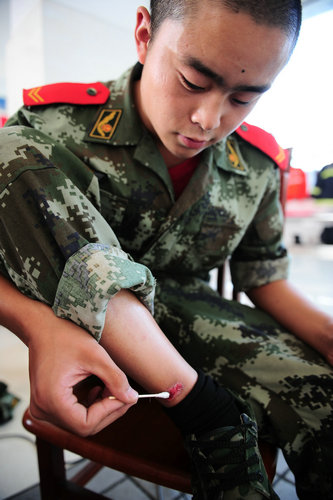 余姚救援者長期浸水致皮膚浸爛過敏 專家義診一線