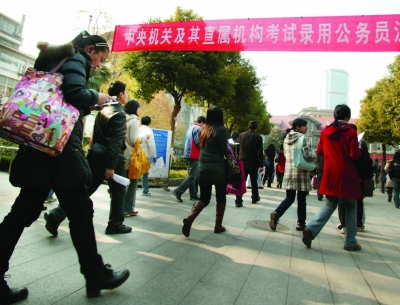 2014年“國(guó)考”招錄人數(shù)縮減千人 申論考試加長(zhǎng)半小時(shí)