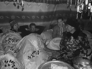 86名被困珠峰腳下游客陸續撤離（圖）