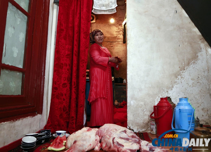 新疆喀什穆斯林群眾歡度古爾邦節(jié) 3萬人同做禮拜盛況空前