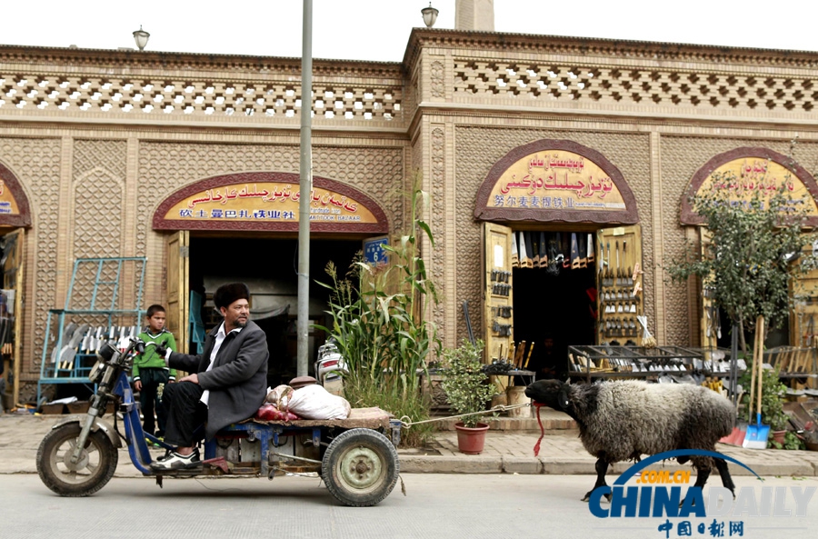 新疆喀什穆斯林群眾歡度古爾邦節 3萬人同做禮拜盛況空前