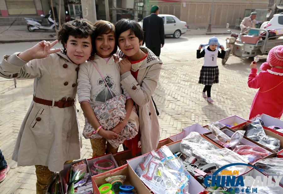 新疆喀什穆斯林群眾歡度古爾邦節 3萬人同做禮拜盛況空前