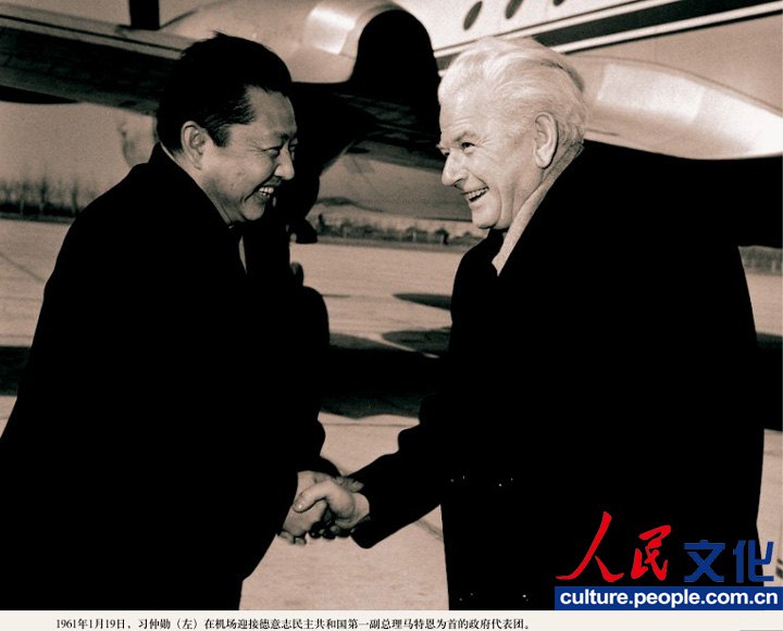 高清：《習仲勛畫冊》出版 珍貴照片首度公開