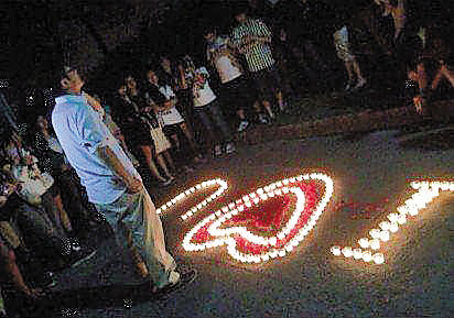 男生點蠟燭示愛遭女生冷水澆頭 