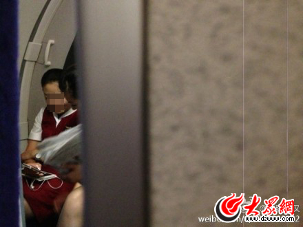 空姐飛行之中玩手機 山航證實稱當事人已停飛