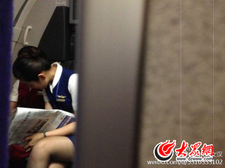 空姐飛行之中玩手機 山航證實稱當事人已停飛