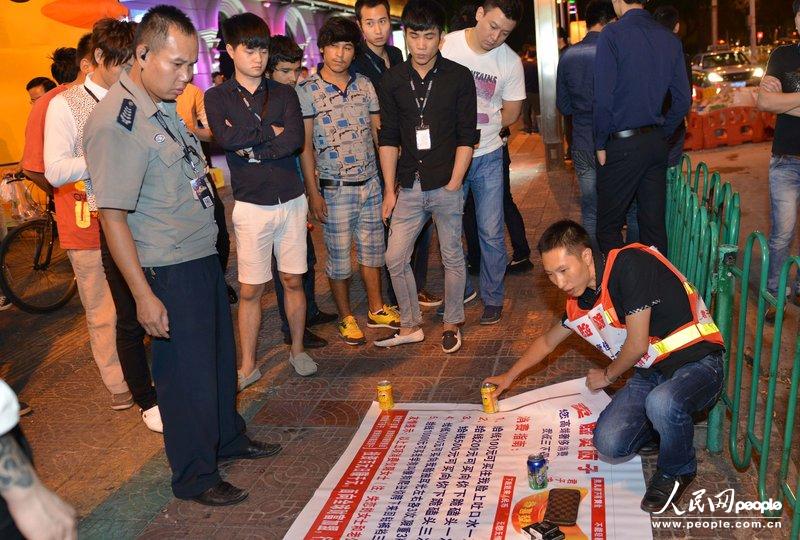 高清：男子擺攤出售“面子” 吐次口水收費百元