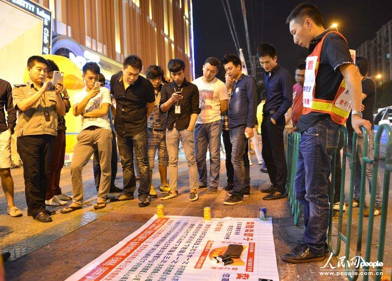 高清：男子擺攤出售“面子” 吐次口水收費(fèi)百元