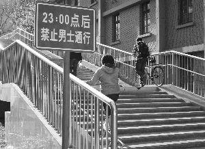 沈陽高校讓貧困生演講比窮 盤點高校奇葩規(guī)定(圖)