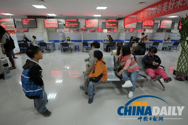 重慶首屆矮小人招聘會舉行 40多位“袖珍人”集體找工作