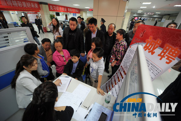 重慶首屆矮小人招聘會舉行 40多位“袖珍人”集體找工作