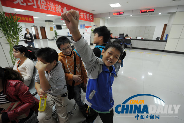 重慶首屆矮小人招聘會舉行 40多位“袖珍人”集體找工作