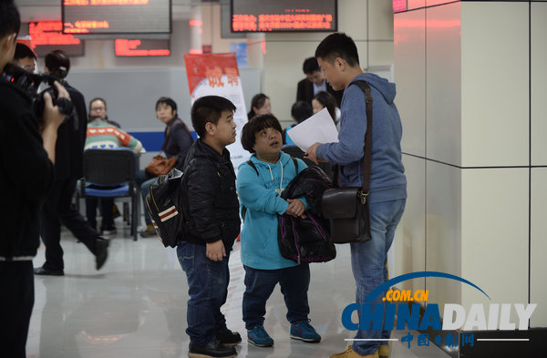 重慶首屆矮小人招聘會舉行 40多位“袖珍人”集體找工作