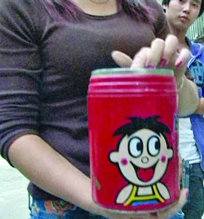 亂扔儲錢罐丟了數百元硬幣 3歲兒子被媽媽小區“罰跪”(圖)