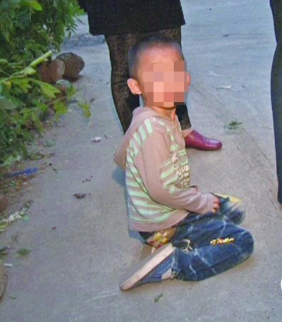 亂扔儲錢罐丟了數百元硬幣 3歲兒子被媽媽小區“罰跪”(圖)