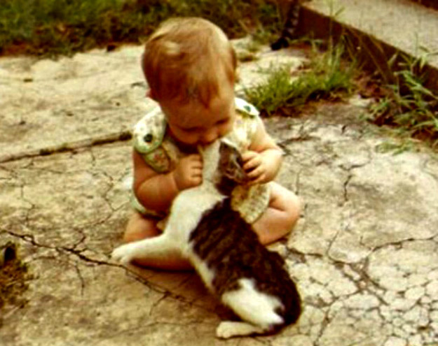 寶寶與萌寵爆笑親吻“互咬”瞬間