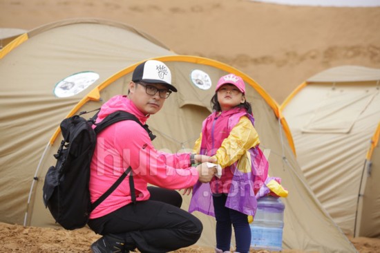 《爸爸去哪兒》第三集萌照曝光 Kimi沙漠辦生日篝火晚會(圖組)