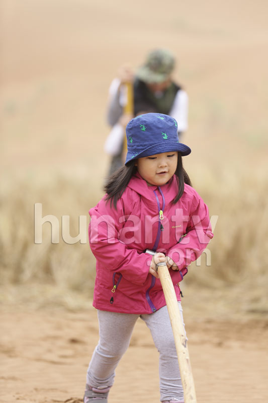 《爸爸去哪兒》第三集萌照曝光 Kimi沙漠辦生日篝火晚會(huì)(圖組)