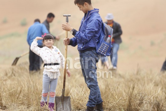 《爸爸去哪兒》第三集萌照曝光 Kimi沙漠辦生日篝火晚會(圖組)