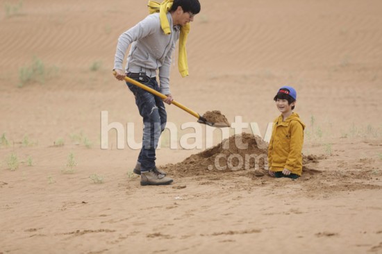 《爸爸去哪兒》第三集萌照曝光 Kimi沙漠辦生日篝火晚會(圖組)