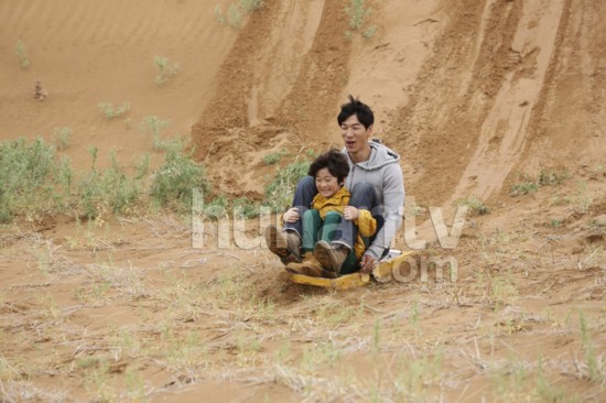 《爸爸去哪兒》第三集萌照曝光 Kimi沙漠辦生日篝火晚會(圖組)