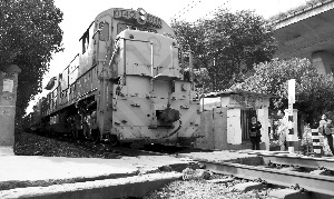 男子走路低頭玩手機險被撞 受驚倒地“逼停”火車