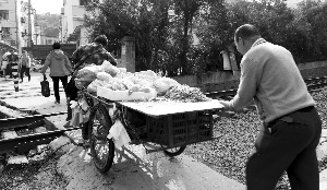 男子走路低頭玩手機險被撞 受驚倒地“逼停”火車