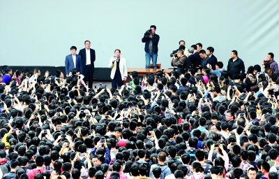 袁隆平赴武漢大學(xué)演講 因場地問題5分鐘后離場